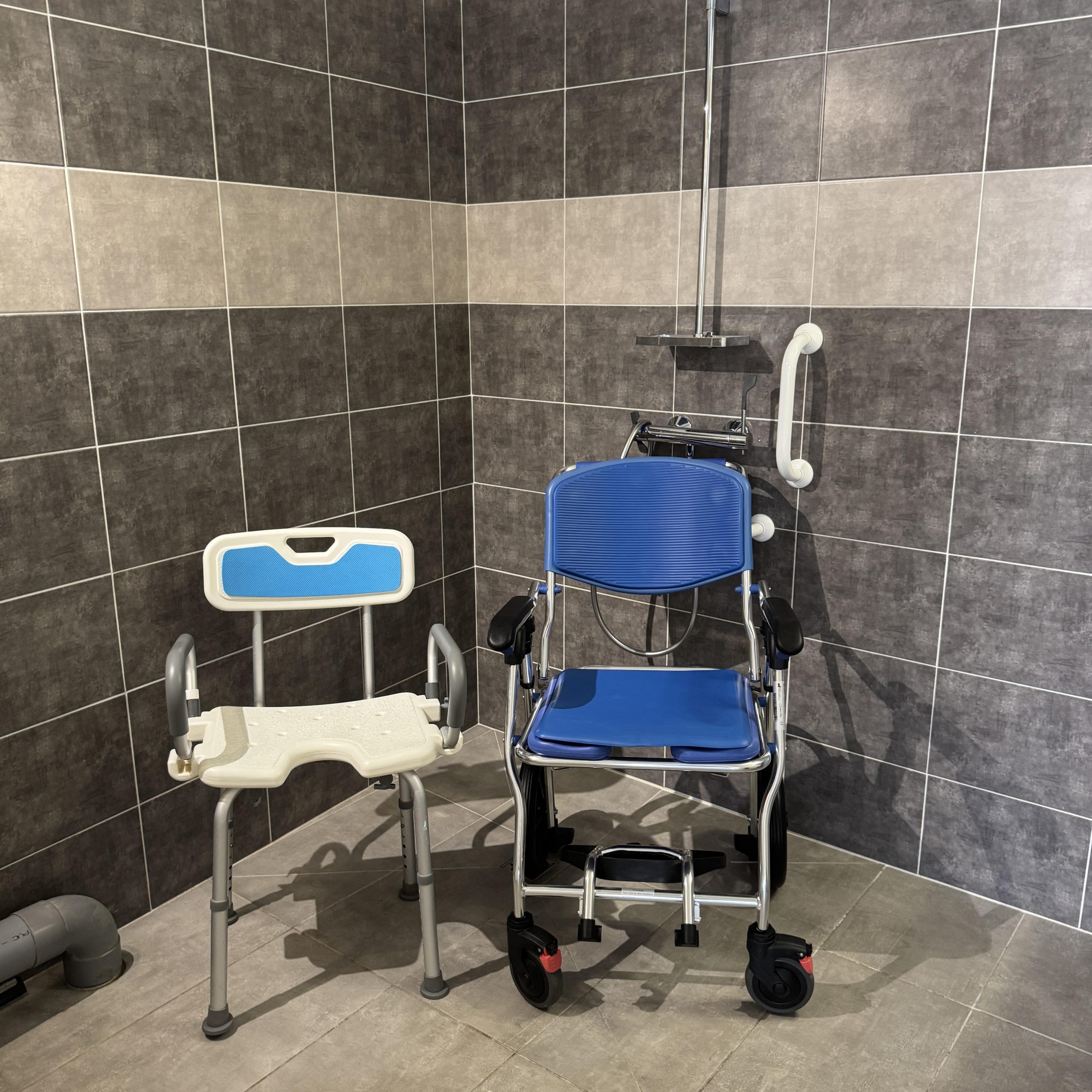 fauteuil wc/douche chambre pmr en Touraine
